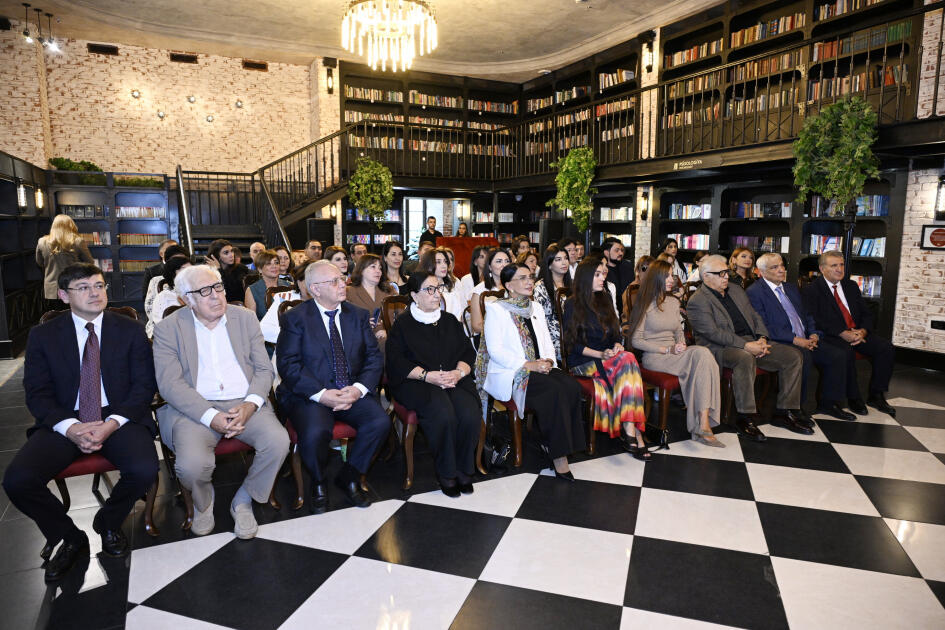 Heydər Əliyev Fondunun vitse-prezidenti Leyla Əliyeva və Bakı Media Mərkəzinin rəhbəri Arzu Əliyeva “A grammar of contemporary Azerbaijani” adlı dərs vəsaitinin təqdimatında iştirak ediblər