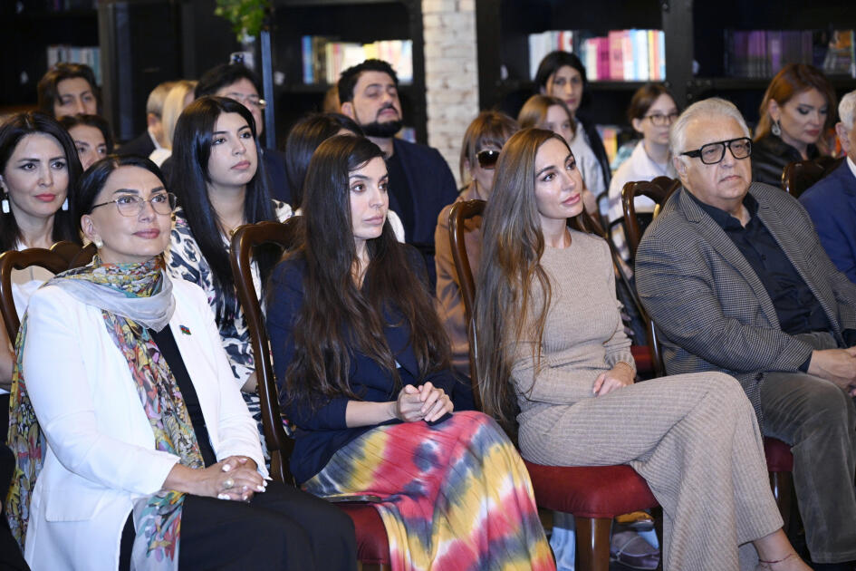 Heydər Əliyev Fondunun vitse-prezidenti Leyla Əliyeva və Bakı Media Mərkəzinin rəhbəri Arzu Əliyeva “A grammar of contemporary Azerbaijani” adlı dərs vəsaitinin təqdimatında iştirak ediblər