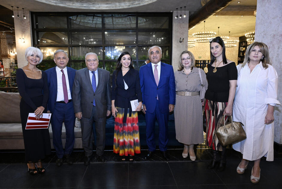 Heydər Əliyev Fondunun vitse-prezidenti Leyla Əliyeva və Bakı Media Mərkəzinin rəhbəri Arzu Əliyeva “A grammar of contemporary Azerbaijani” adlı dərs vəsaitinin təqdimatında iştirak ediblər