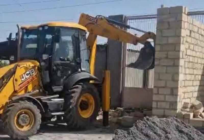 Şəmkirdə qanunsuz tikililər söküldü