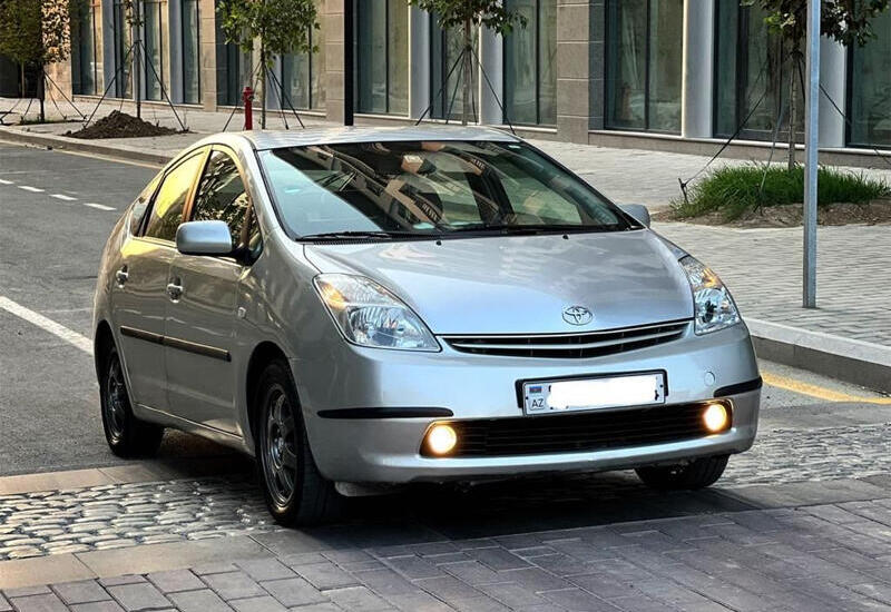 Автомобиль протаранил магазин в Баку