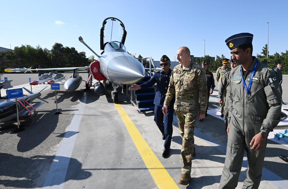 Президенту Ильхаму Алиеву представлены многоцелевые самолеты JF-17C