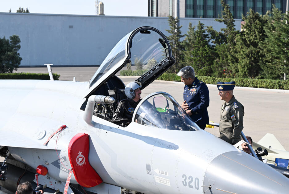 Президенту Ильхаму Алиеву представлены многоцелевые самолеты JF-17C
