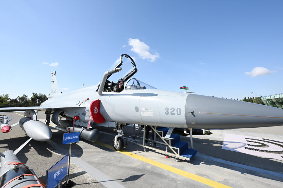Президенту Ильхаму Алиеву представлены многоцелевые самолеты JF-17C