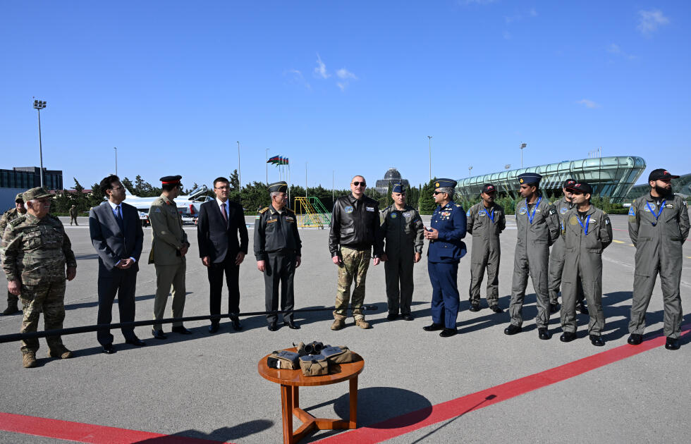 Президенту Ильхаму Алиеву представлены многоцелевые самолеты JF-17C