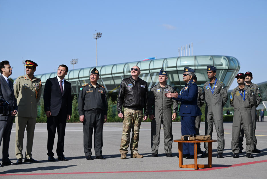 Президенту Ильхаму Алиеву представлены многоцелевые самолеты JF-17C