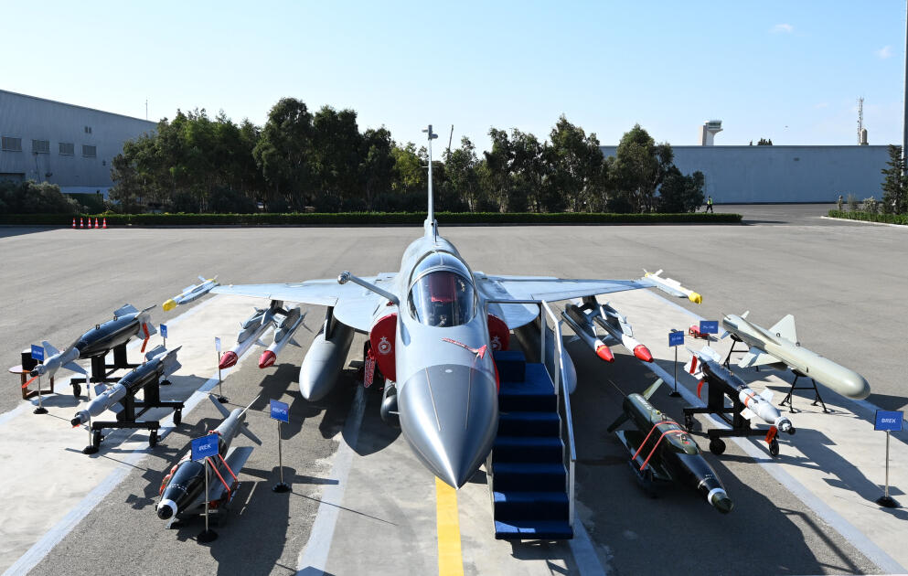 Президенту Ильхаму Алиеву представлены многоцелевые самолеты JF-17C