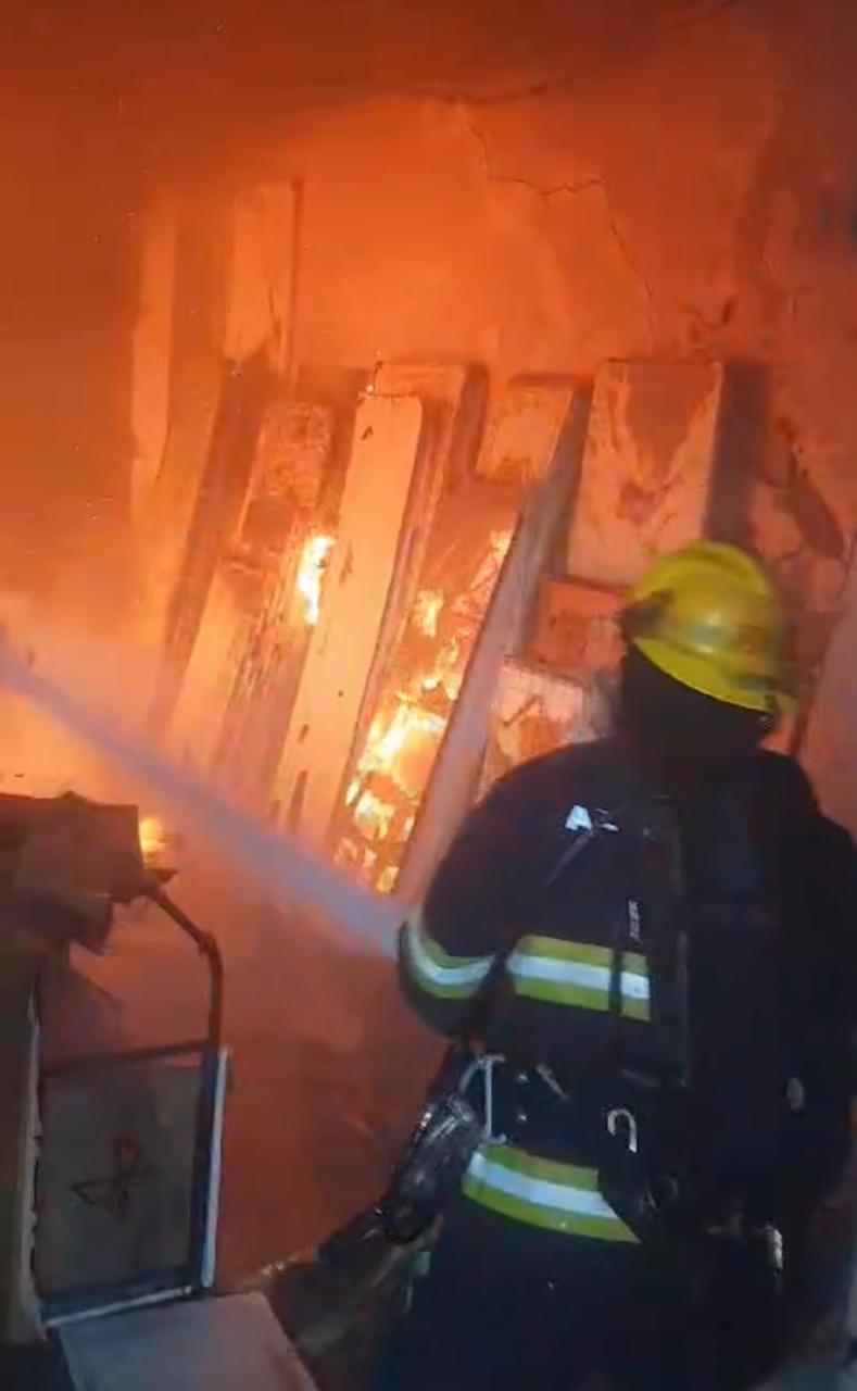 В Баку сгорел мебельный цех