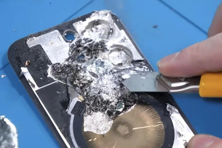Блогер создал необычный iPhone с прозрачным корпусом