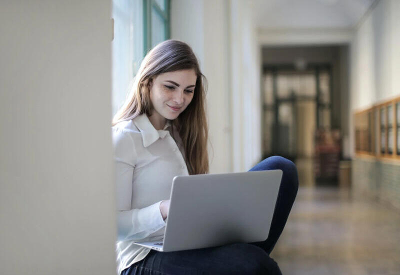 Tələbə qızı hədələyən kişi