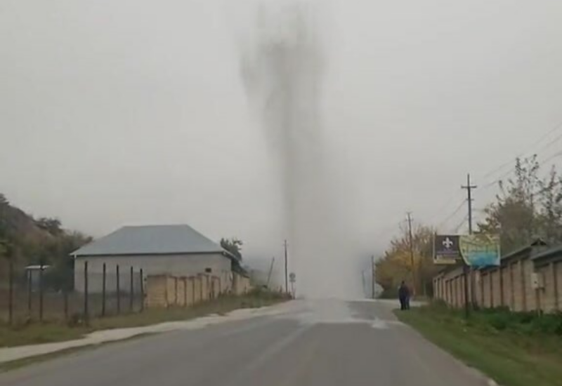 Разрыв водопровода в Губе затруднил движение на дороге