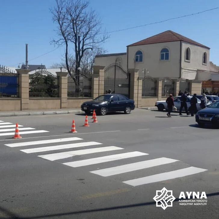 У двух бакинских школ обновили пешеходные переходы