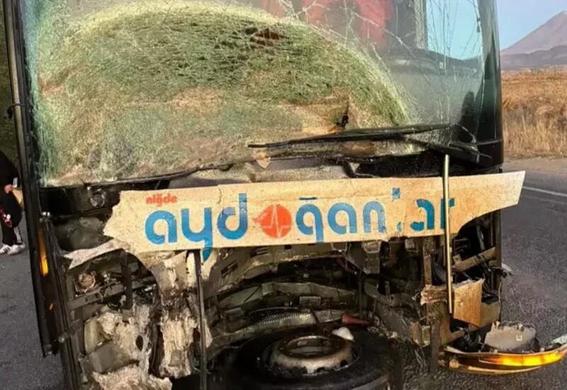 Türkiyədə sərnişin avtobusu ilə minik avtomobili toqquşub,