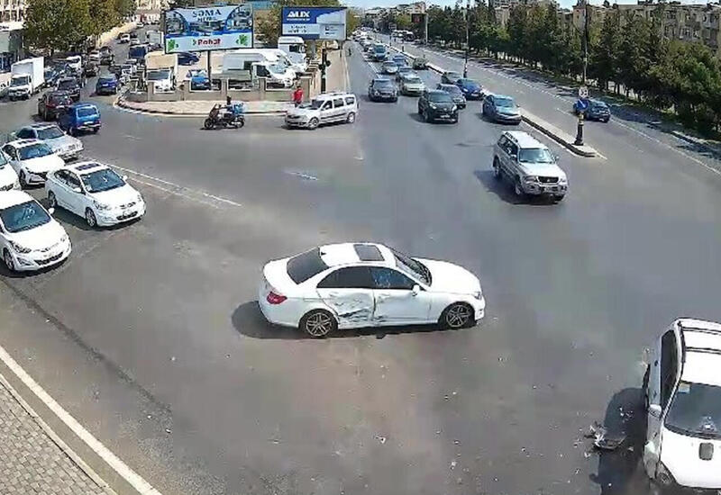 Bakıda qırmızı işıqda keçib qəzaya düşənlər