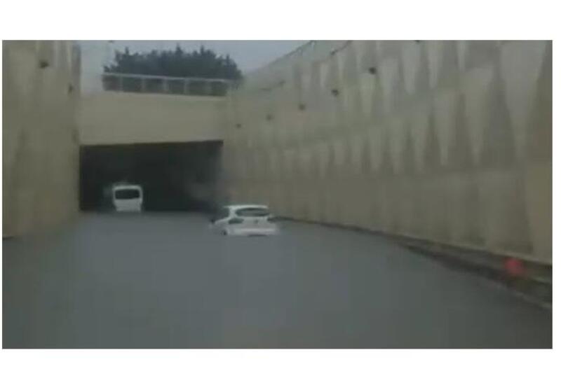 Bakıda tunelində avtobus batdı