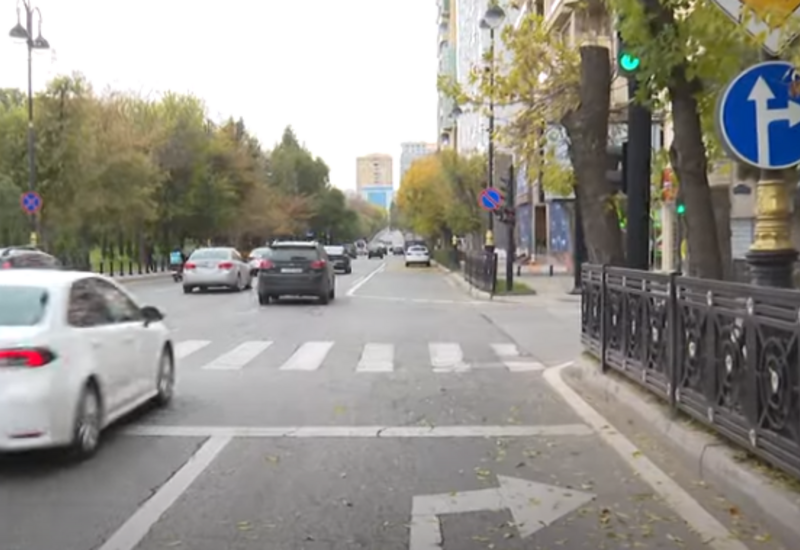 Противоречие между знаками на проспекте в Баку
