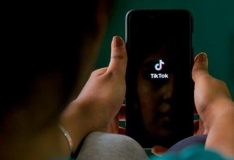 В Азербайджане уволили учительницу, проводившую прямой эфир в TikTok из школы