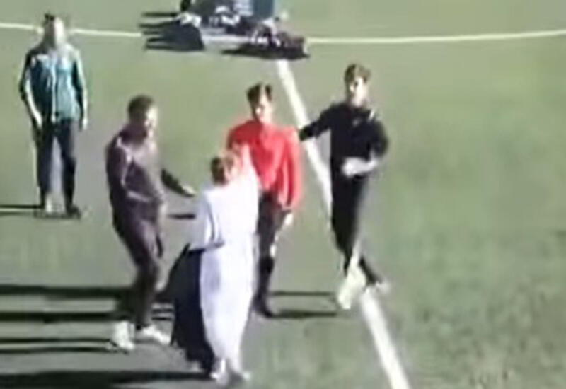 Futbolçunun anası hakimi vurdu
