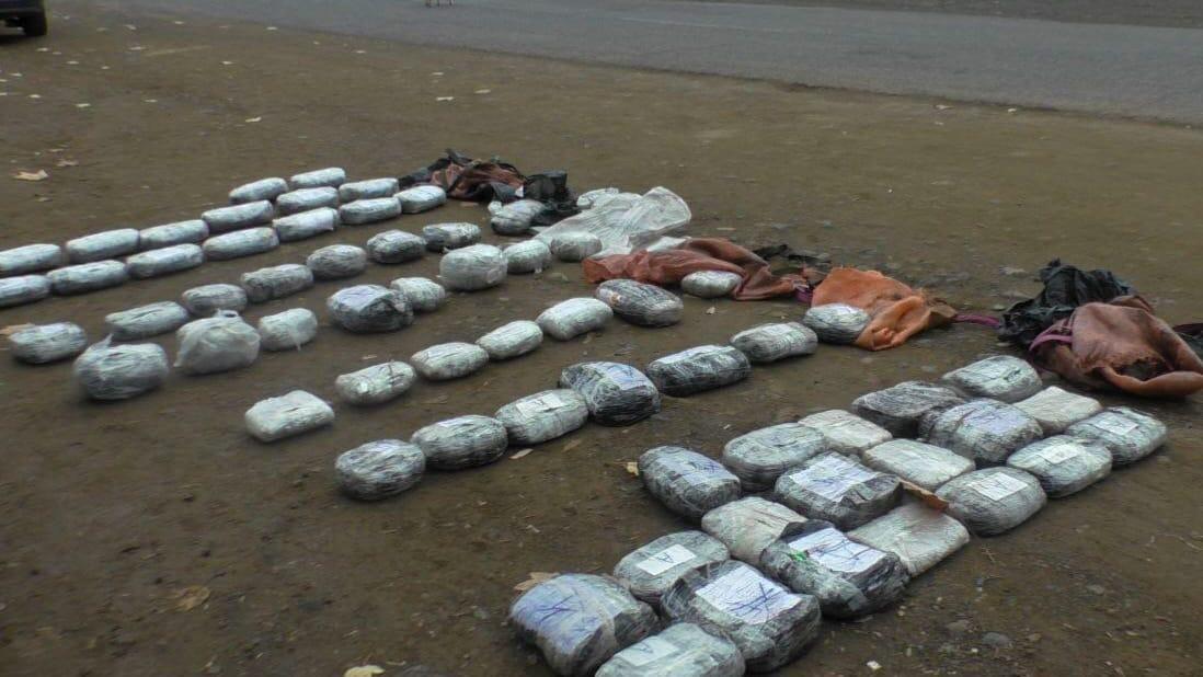 Narkotiklə dolu avtomobili evakuatorun üzərində Bakıya gətirənlər həbs olundu