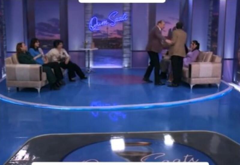 Nəvəsi yaşda müğənni ilə hər kəsin gözü qarşısında...