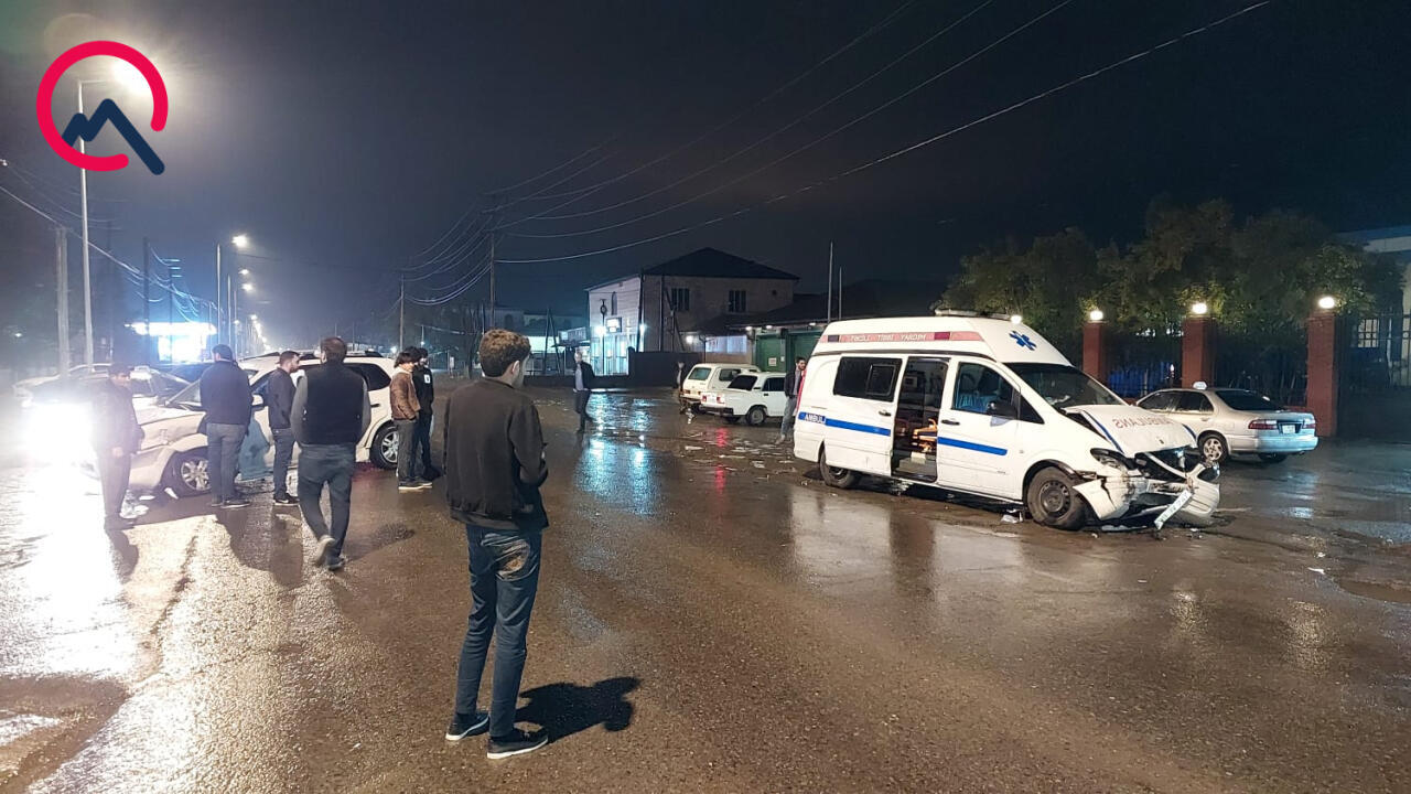 Təcili yardım maşını qəzaya düşdü, qadın öldü