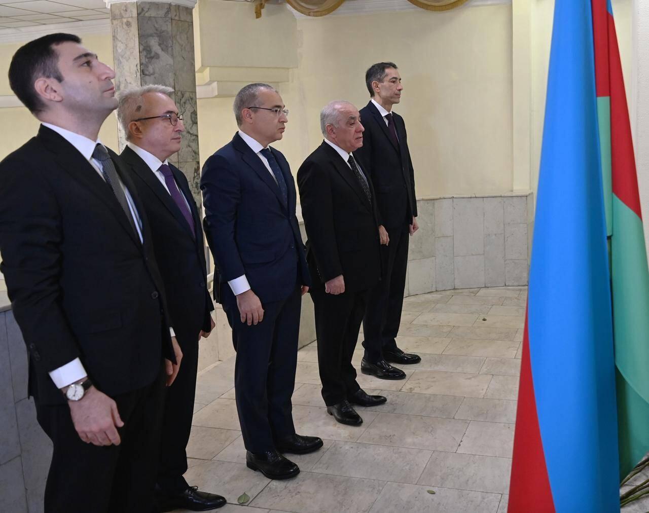 Али Асадов почтил память общенационального лидера Гейдара Алиева в Москве