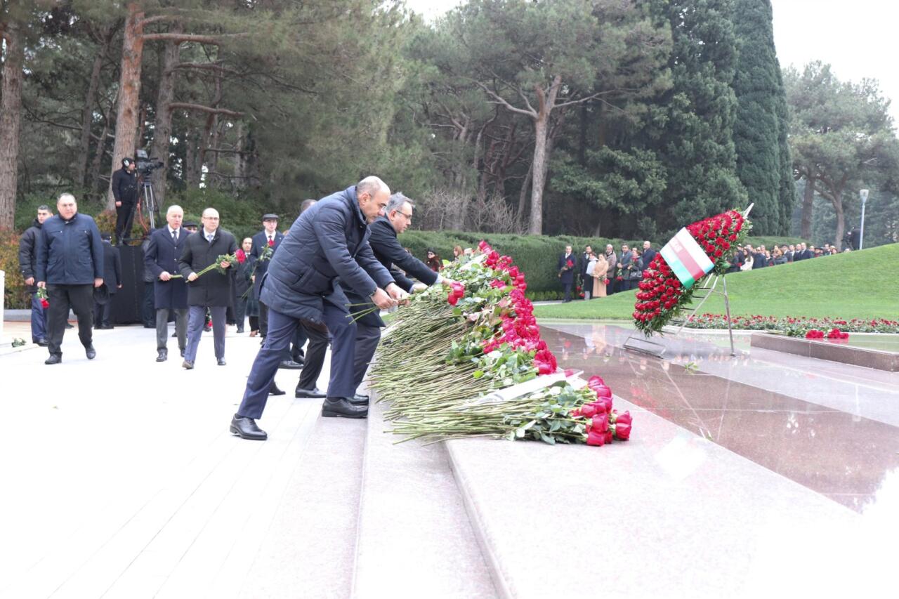 Руководство Минздрава почтило память великого лидера Гейдара Алиева