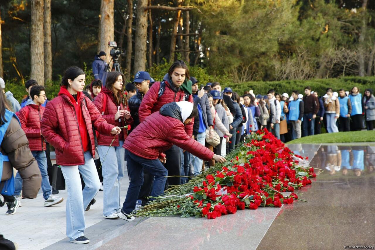 Azərbaycan Könüllüləri Ulu Öndər Heydər Əliyevin məzarını ziyarət ediblər