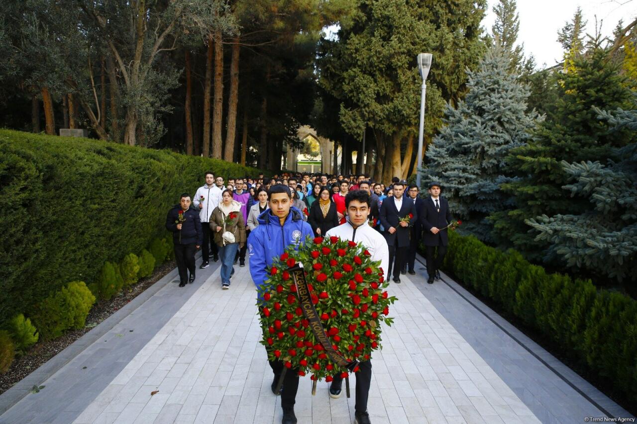 Azərbaycan Könüllüləri Ulu Öndər Heydər Əliyevin məzarını ziyarət ediblər