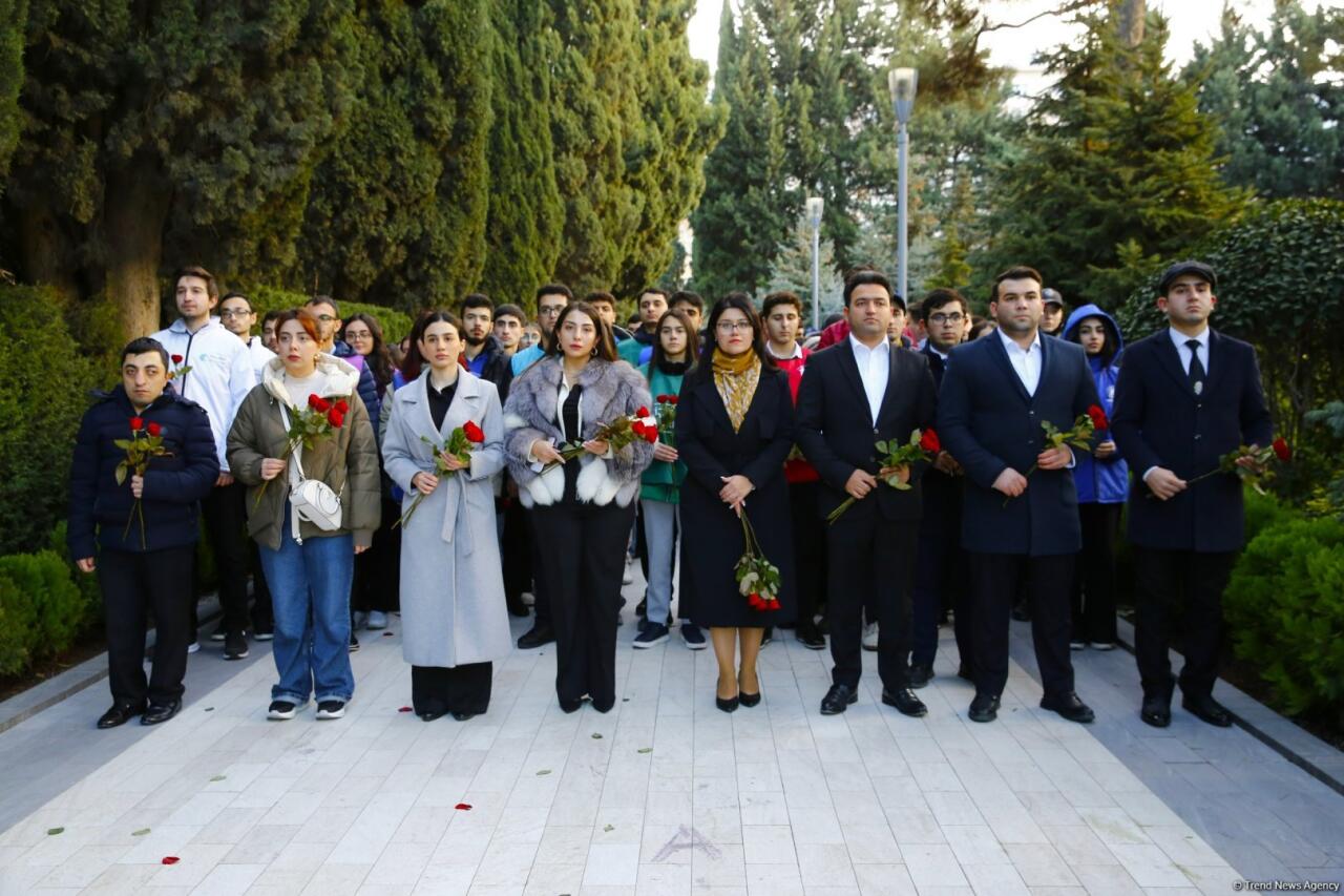 Azərbaycan Könüllüləri Ulu Öndər Heydər Əliyevin məzarını ziyarət ediblər