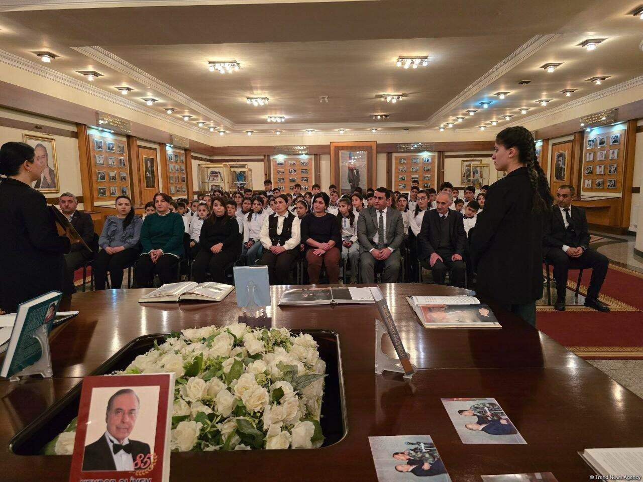 Azərbaycan Könüllüləri Ulu Öndər Heydər Əliyevin məzarını ziyarət ediblər