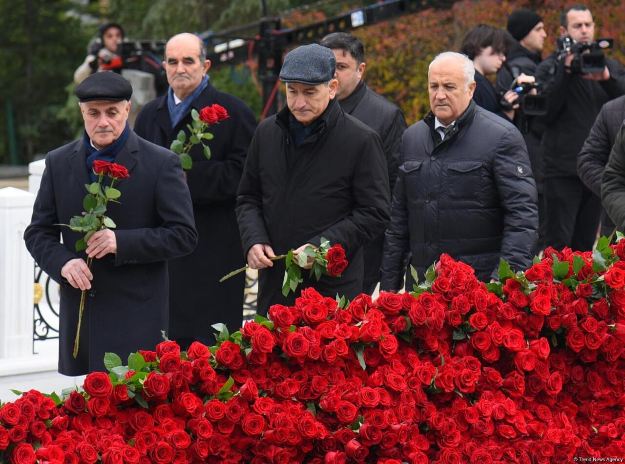 Азербайджанский народ почтил память великого лидера Гейдара Алиева
