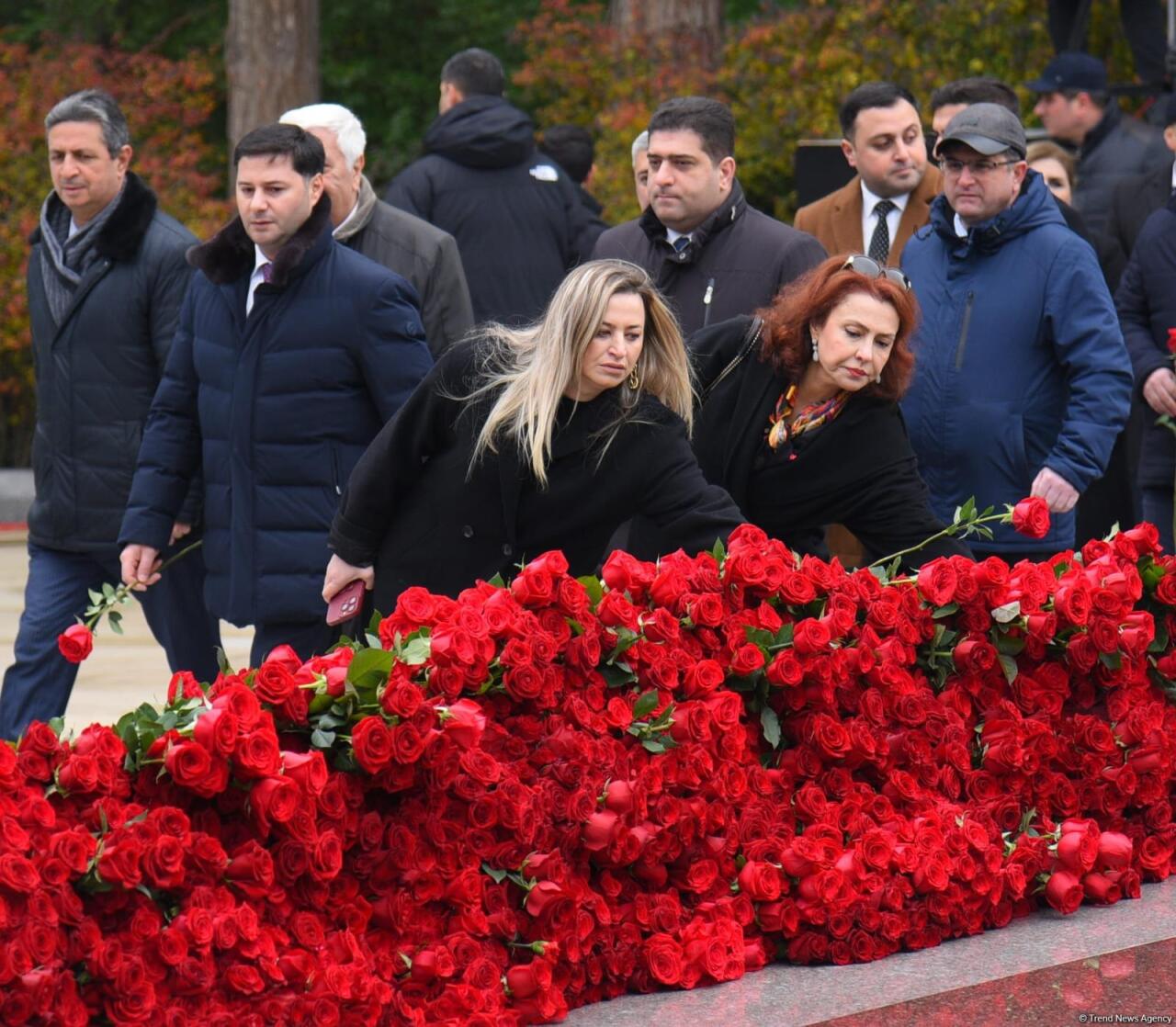 Азербайджанский народ почтил память великого лидера Гейдара Алиева