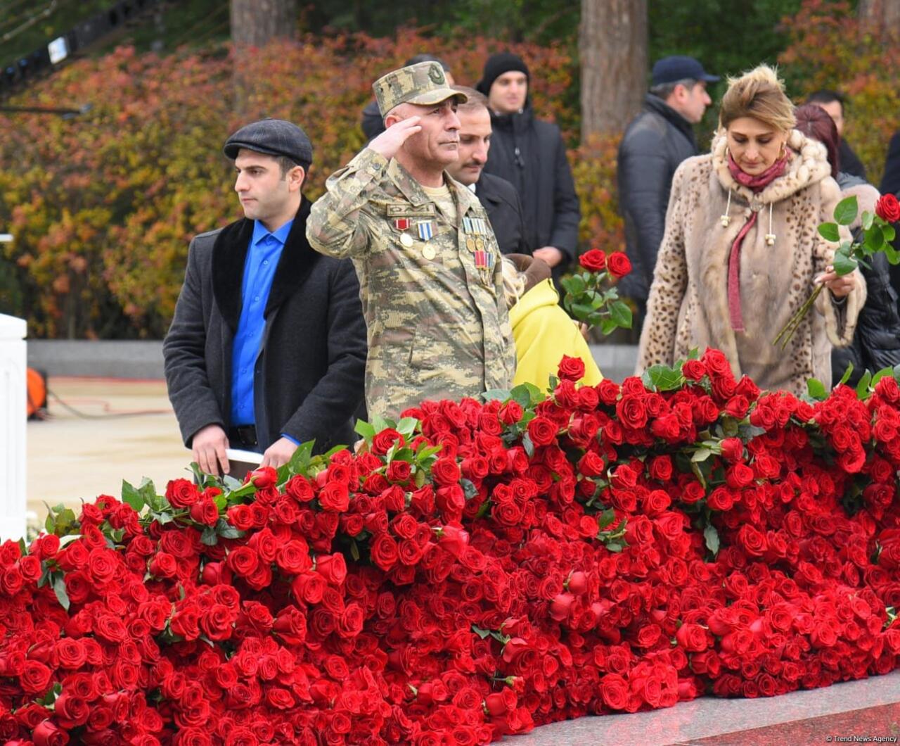 Азербайджанский народ почтил память великого лидера Гейдара Алиева
