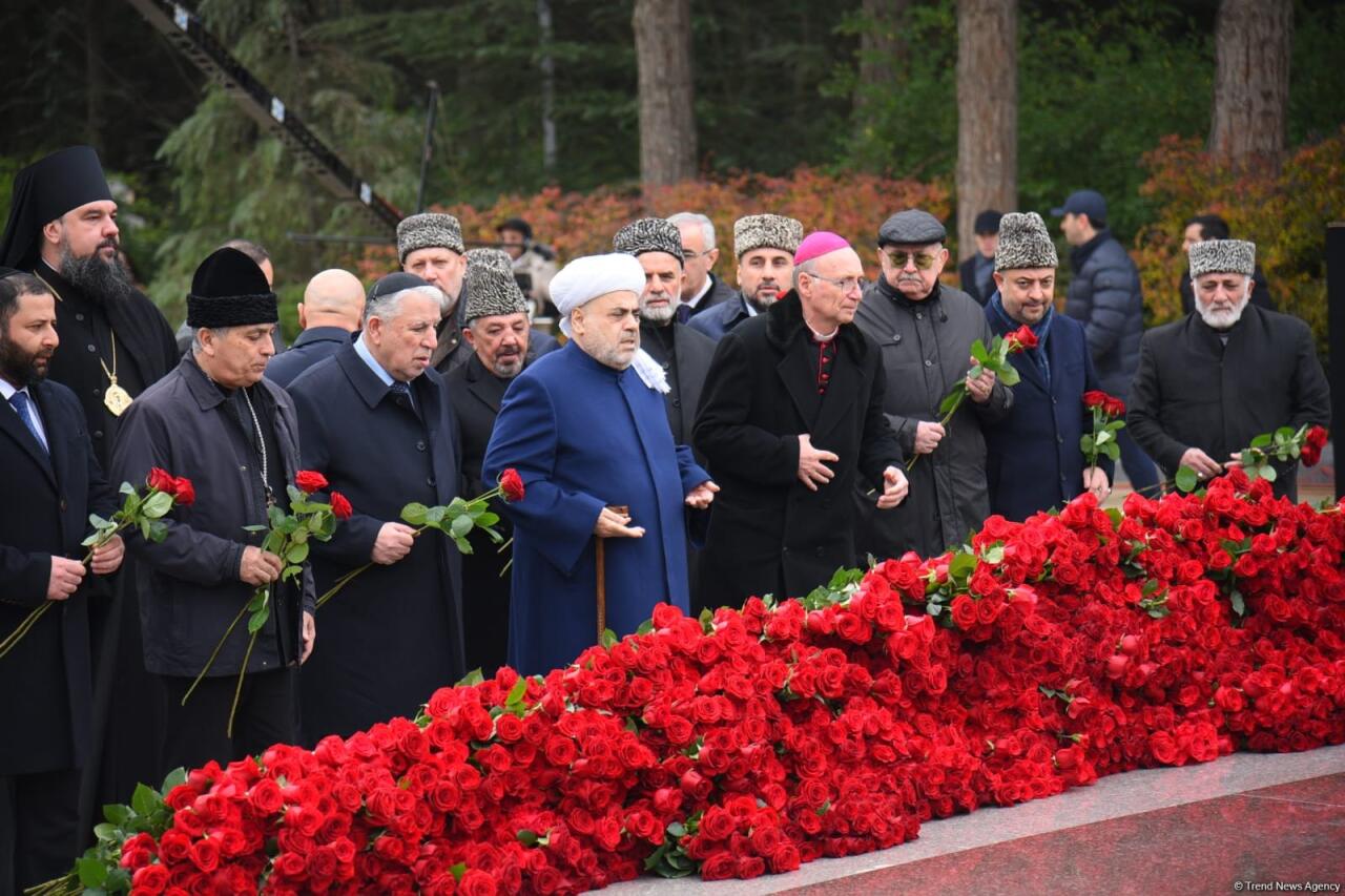 Азербайджанский народ почтил память великого лидера Гейдара Алиева