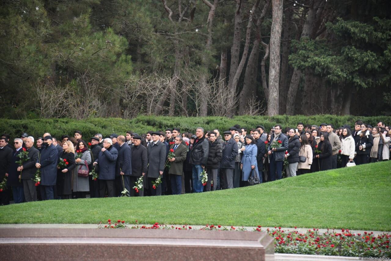 Азербайджанский народ почтил память великого лидера Гейдара Алиева