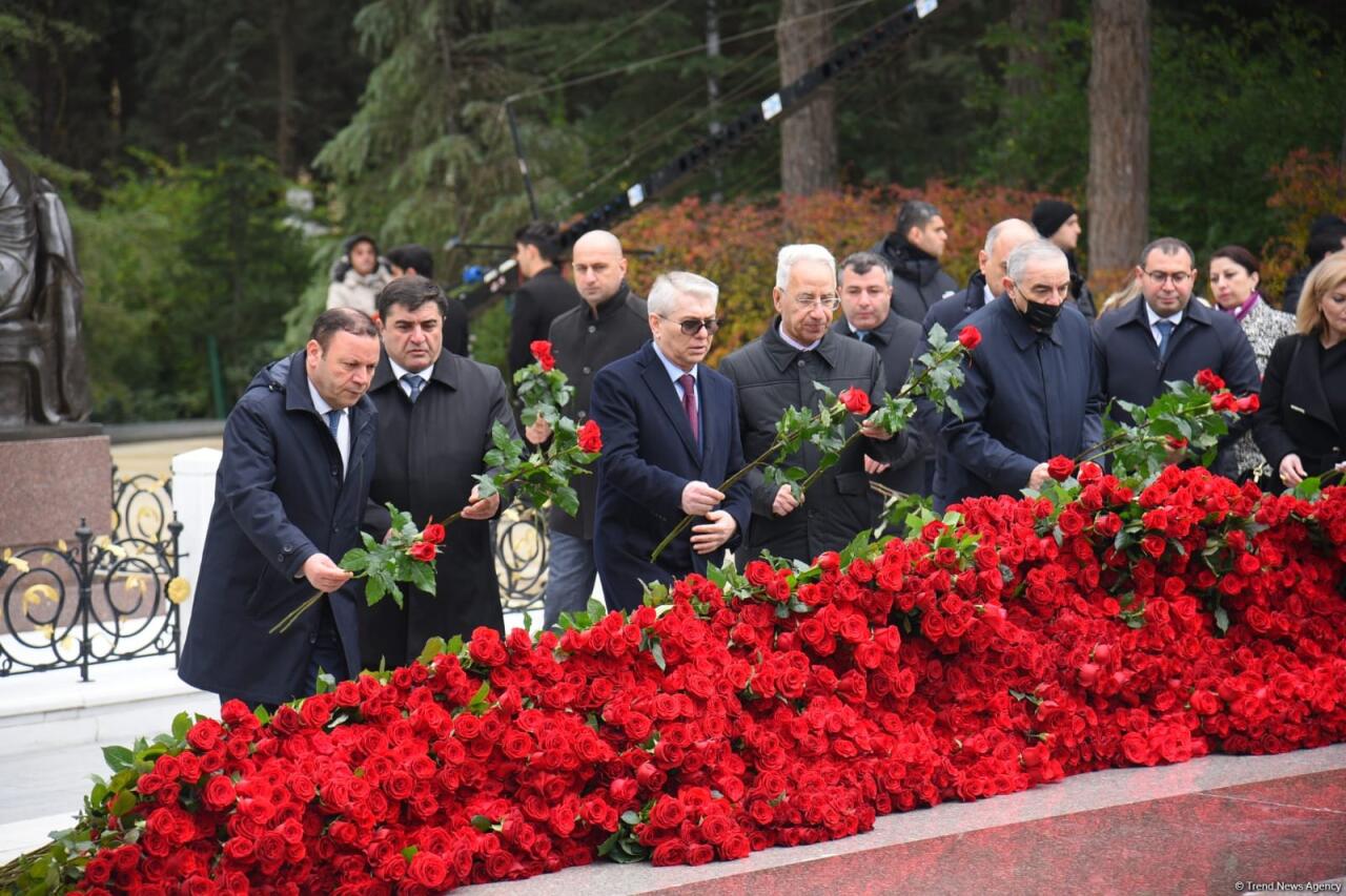 Азербайджанский народ почтил память великого лидера Гейдара Алиева