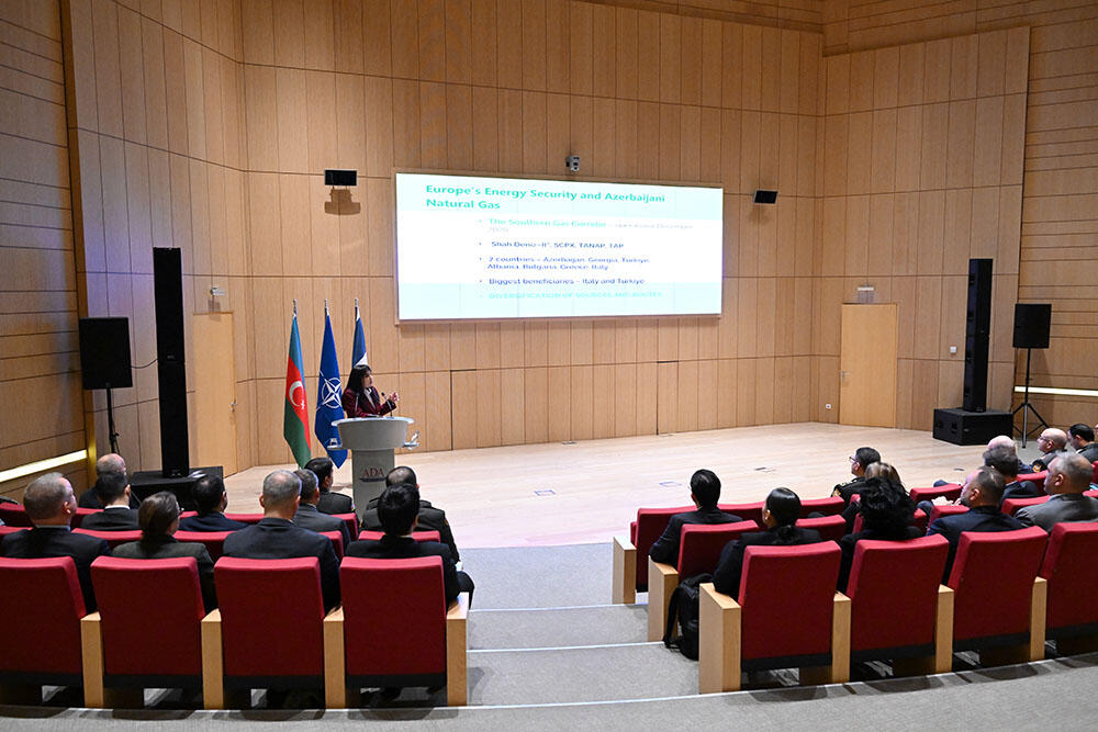NATO Müdafiə Kollecinin “Ali kurs” heyəti ölkəmizin iştirak etdiyi regional və dünyəvi iqtisadi layihələr barədə məlumatlandırılıb