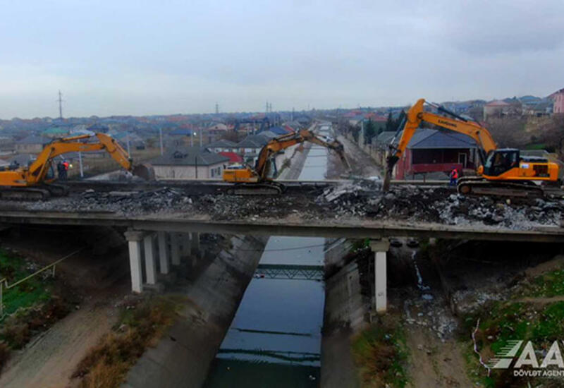 Qəzalı körpünün söküntüsünə başlanıldı