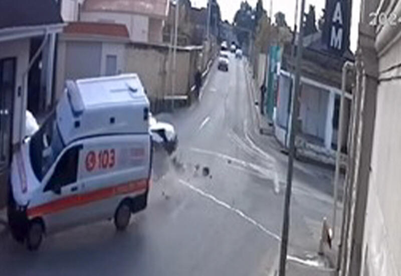 Təcili yardım maşını qəzada belə
