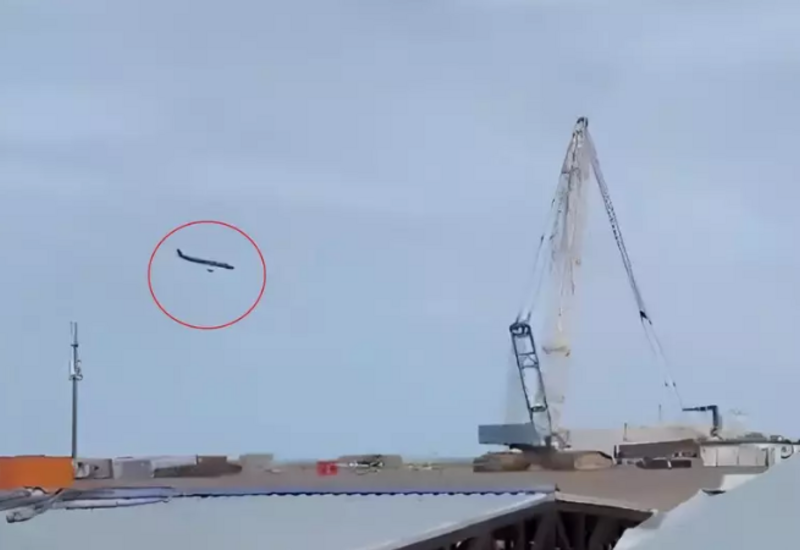 Почему в рухнувшем самолете AZAL пассажиров попросили перейти вперед?