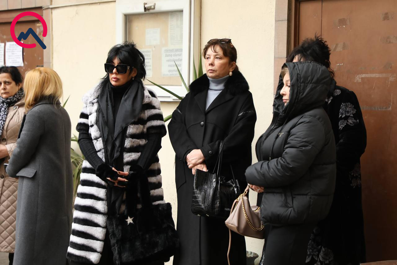 Yaxınları Məhəmmədəli ilə vidalaşır...