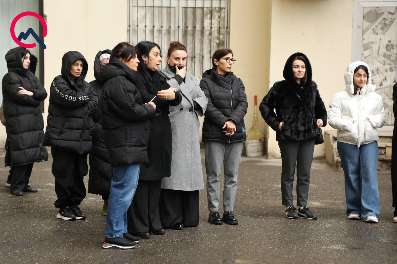 Yaxınları Məhəmmədəli ilə vidalaşır...