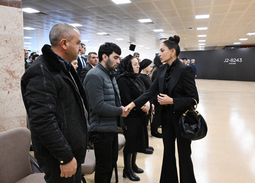 Президент Ильхам Алиев и Первая леди Мехрибан Алиева приняли участие в церемонии прощания с членами экипажа, погибшими при крушении самолета AZAL