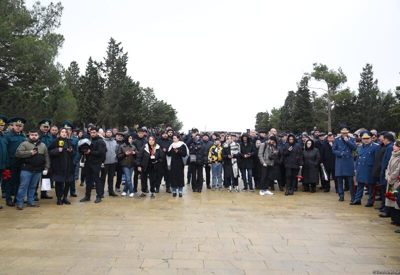 İnsanlar ekipaj üzvlərinin nəşlərinin dəfni üçün II Fəxri xiyabana axın edir