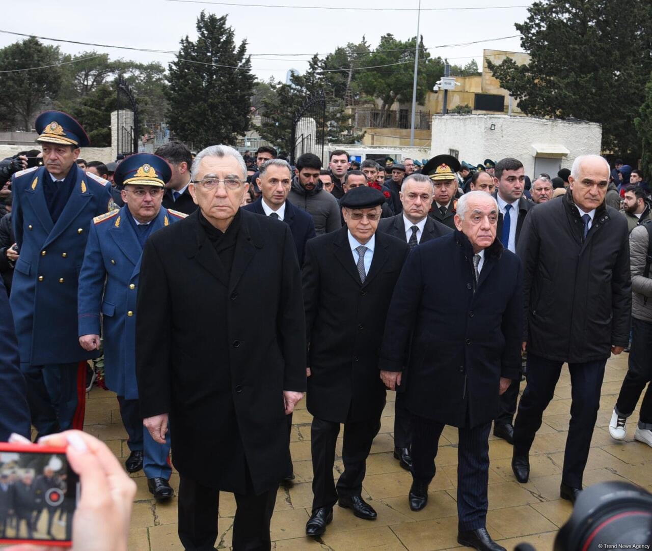 İnsanlar ekipaj üzvlərinin nəşlərinin dəfni üçün II Fəxri xiyabana axın edir