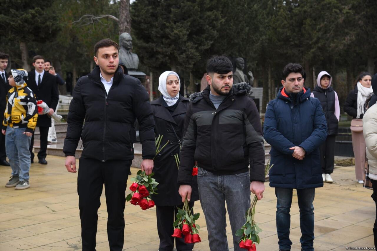 İnsanlar ekipaj üzvlərinin nəşlərinin dəfni üçün II Fəxri xiyabana axın edir