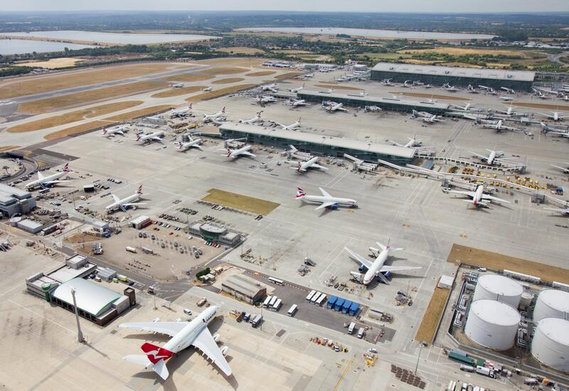 Britaniyada əlverişsiz hava şəraiti səbəbindən bir neçə hava limanı bağlanıb