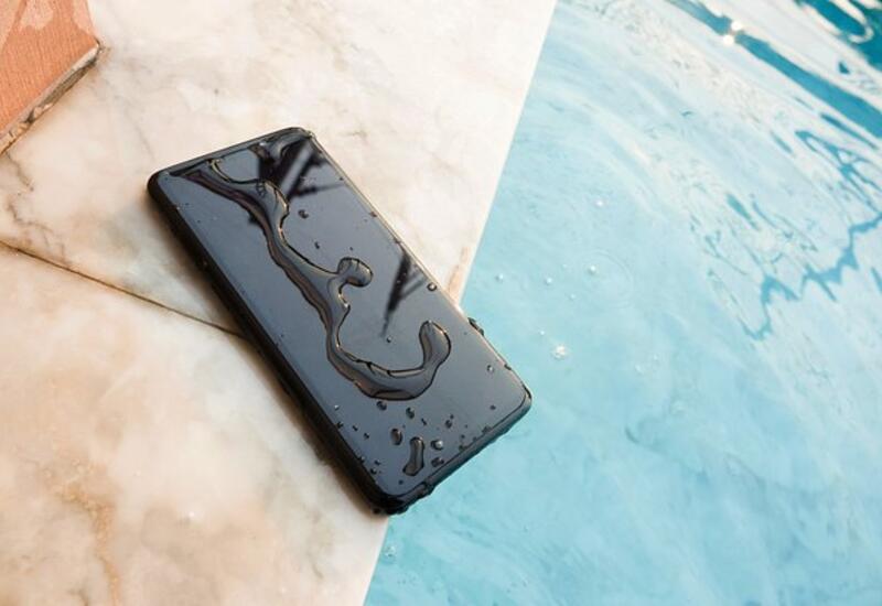 Назван способ спасти намокший телефон