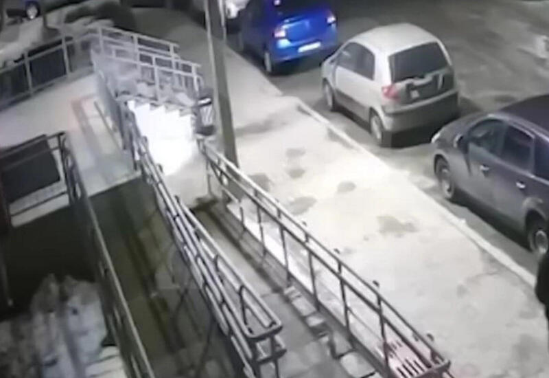 Gənc oğlan 19-cu mərtəbədən yıxılaraq sağ qaldı